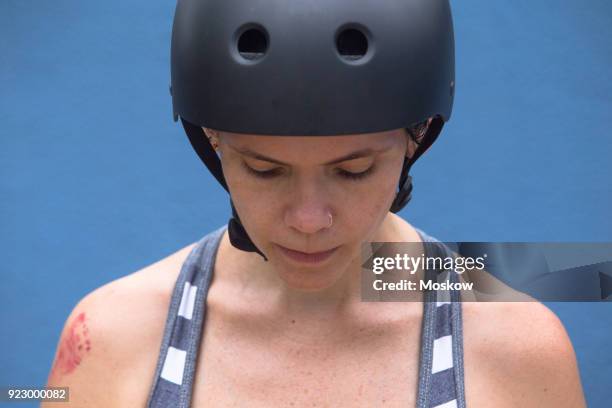 mulher adulta com capacete e equipamento esportivo - capacete esportivo stock pictures, royalty-free photos & images