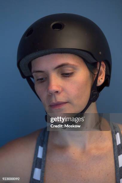 mulher adulta com capacete e equipamento esportivo - capacete esportivo stock pictures, royalty-free photos & images