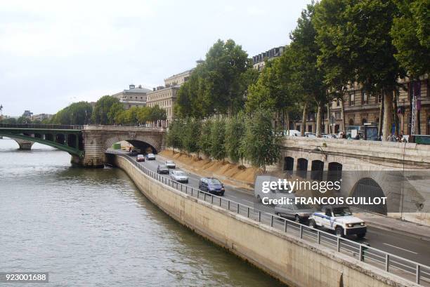 Vue, prise le 16 juillet 2003 rive droite à Paris, de véhicules circulant près d'une partie des trois kilomètres de berges de Seine recouvertes de...