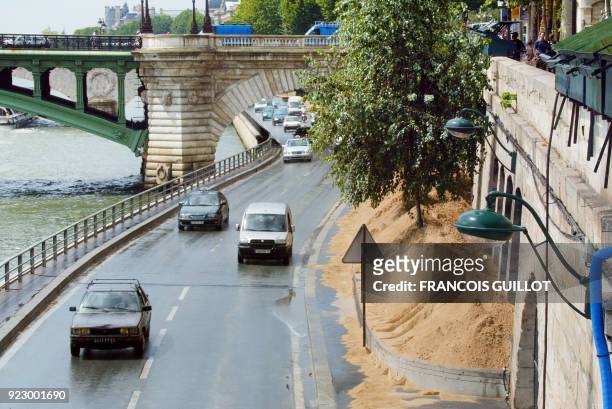 Vue, prise le 16 juillet 2003 rive droite à Paris, de véhicules circulant près d'une partie des trois kilomètres de berges de Seine recouvertes de...