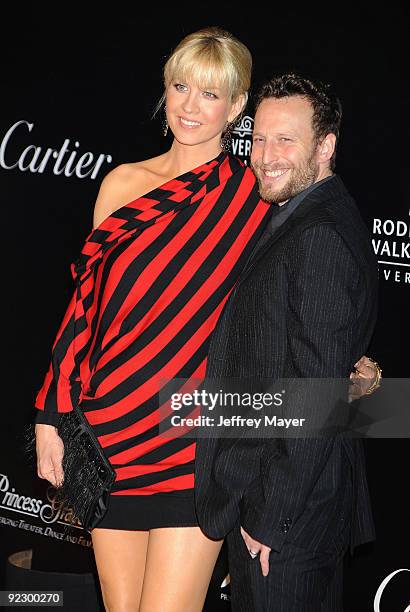 Actress Jenna Elfman and husband Bodhi Elfman arrive at the 2009 Rodeo Drive Walk of Style Awards Ceremony October 22, 2009 in Beverly Hills,...