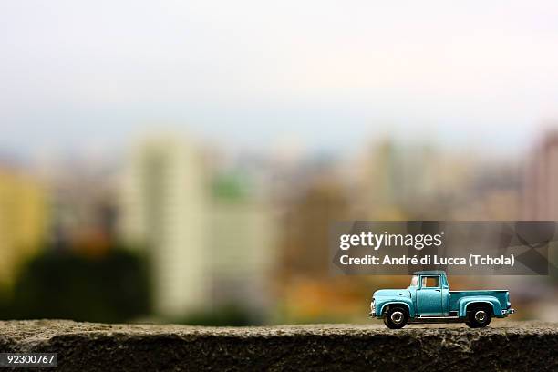 matchbox toy car  - perspectiva forzada fotografías e imágenes de stock