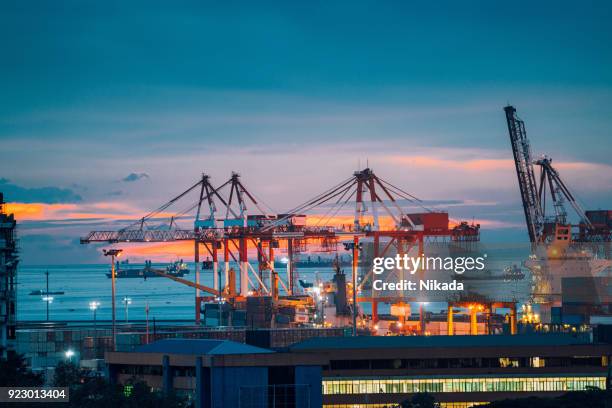 grúas de carga industrial en la bahía de manila, filipinas - manila fotografías e imágenes de stock