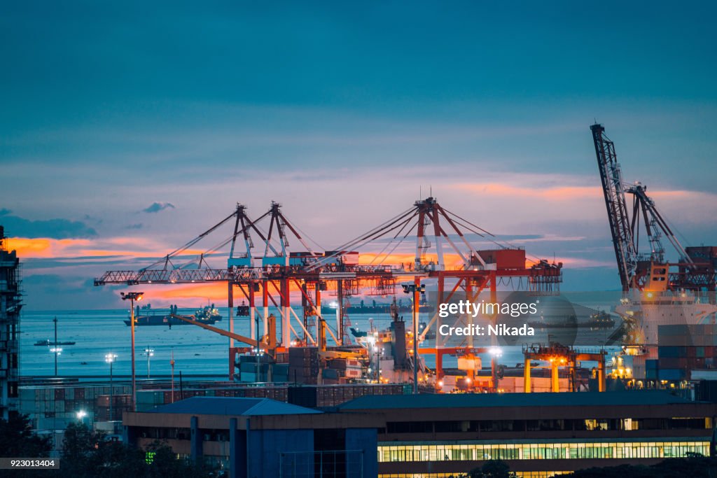 Industriella styckegodskranar i Manila bay, Filippinerna