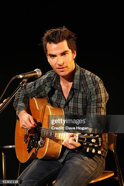 Kelly Jones of The Stereophonics performs live to launch their new album Keep Calm and Carry on on September 22, 2009 in London, England.