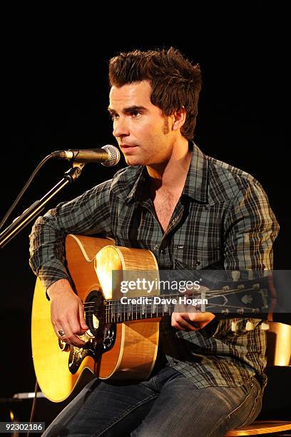 Kelly Jones of The Stereophonics performs live to launch their new album Keep Calm and Carry on on September 22, 2009 in London, England.