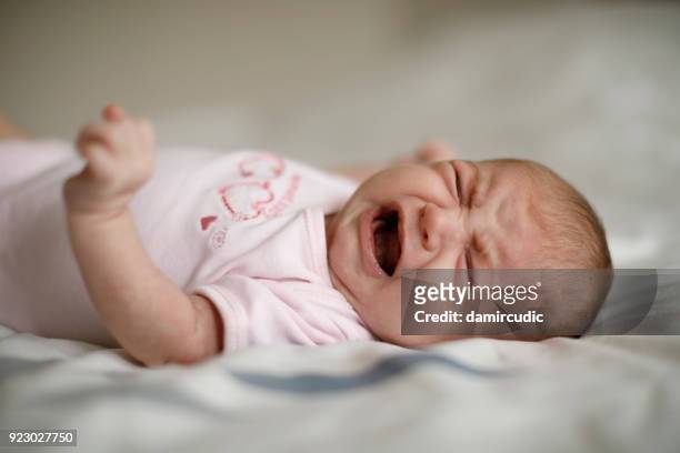 meisje van de pasgeboren baby huilen - huilen stockfoto's en -beelden