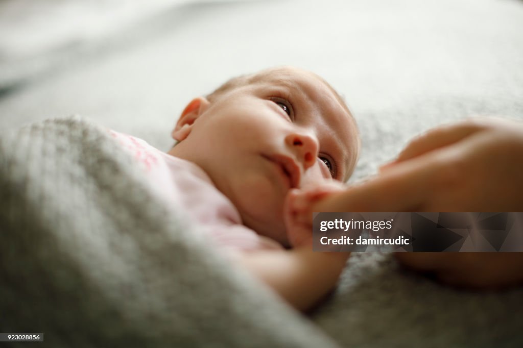 Recién nacido bebé sosteniendo la madre de la mano