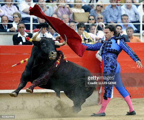 Spanish bullfighter Julio Aparicio performs a pass on a bull at the Plaza Monumental bullring in Barcelona, on September 27, 2009. AFP PHOTO/LLUIS...