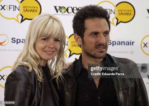 Actress Lluvia Rojo and singer Sr. Nadie attends X1Fin: Juntos por el Sahara photocall at Lectors Circle on October 23, 2009 in Madrid, Spain.