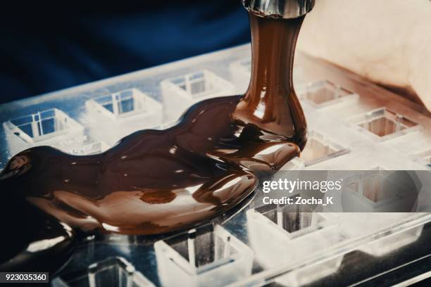 maken chocolade - chocolate factory stockfoto's en -beelden