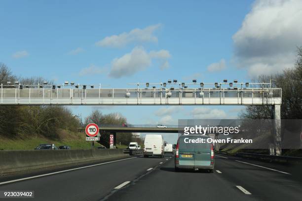 traffic control cameras on a highway-autoroute-near paris - vierbaansweg stockfoto's en -beelden