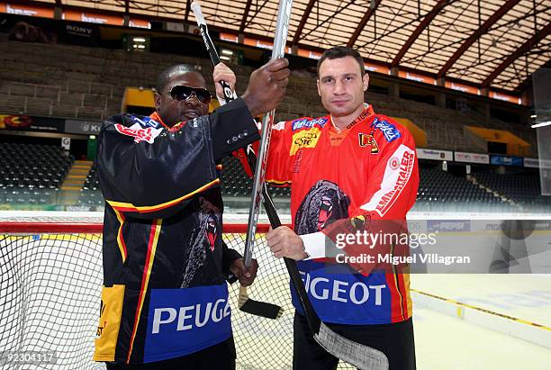 Vitali Klitschko and Kevin Johnson pose for the media on the ice of the Post Finance Arena after a news conference October 23, 2009 in Bern,...