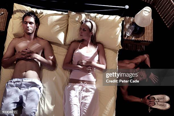 coulpe in bed, secret lover hiding - desonestidade imagens e fotografias de stock