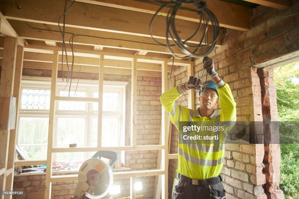 Jonge elektricien op site