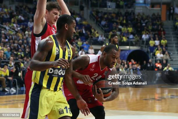 Andrea Cianciarini, #20 of AX Armani Exchange Olimpia Milan in action with Brad Wanamaker, #11 of Fenerbahce Dogus during the 2017/2018 Turkish...