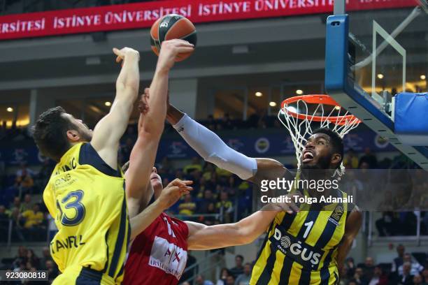 Jason Thompson, #1 of Fenerbahce Dogus in action with Arturas Gudaitis, #77 of AX Armani Exchange Olimpia Milan during the 2017/2018 Turkish Airlines...