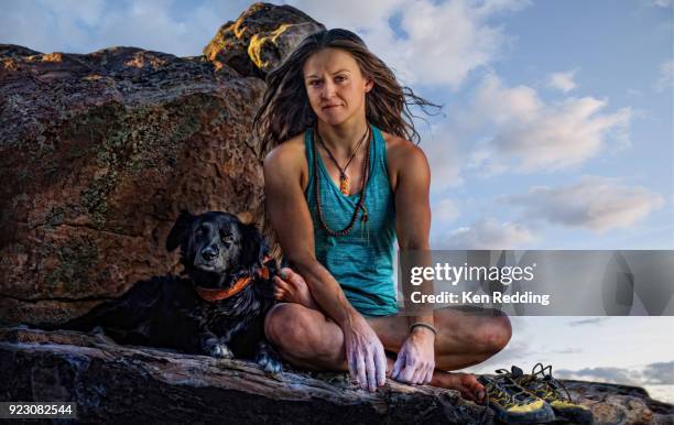 female rock climber - ken redding fotografías e imágenes de stock