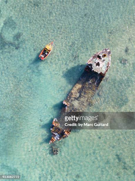 shipwreck off malmok beach, aruba - noord amerika stock-fotos und bilder
