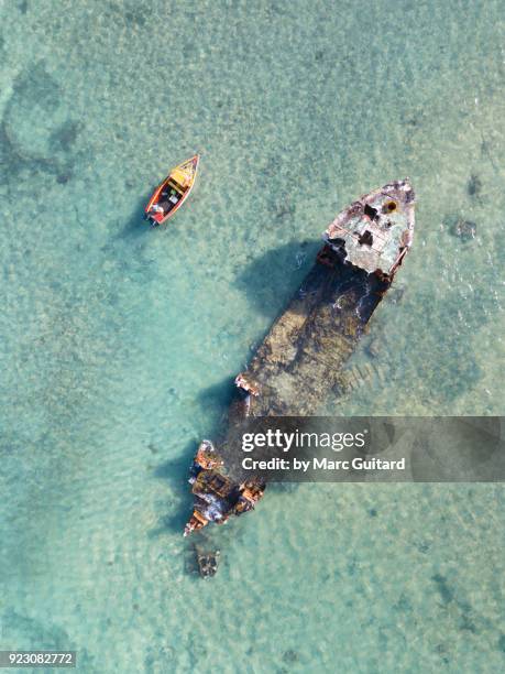 shipwreck off malmok beach, aruba - aruba stockfoto's en -beelden