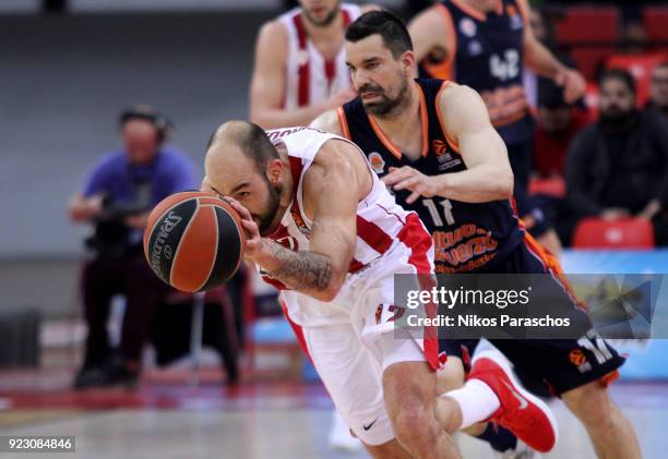 Vassilis Spanoulis, #7 of Olympiacos Piraeus competes with Rafa Martinez, #17 of Valencia Basket during the 2017/2018 Turkish Airlines EuroLeague...