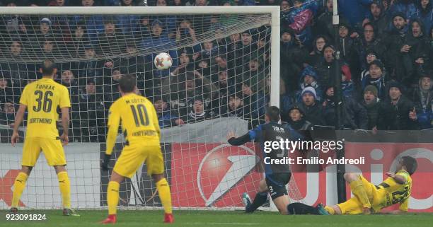 Rafael Toloi of Atalanta BC scores the opening goal during UEFA Europa League Round of 32 match between Atalanta and Borussia Dortmund at the Mapei...