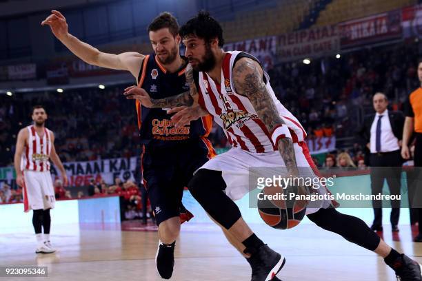 Georgios Printezis, #15 of Olympiacos Piraeus competes with Fernando San Emeterio, #19 of Valencia Basket during the 2017/2018 Turkish Airlines...
