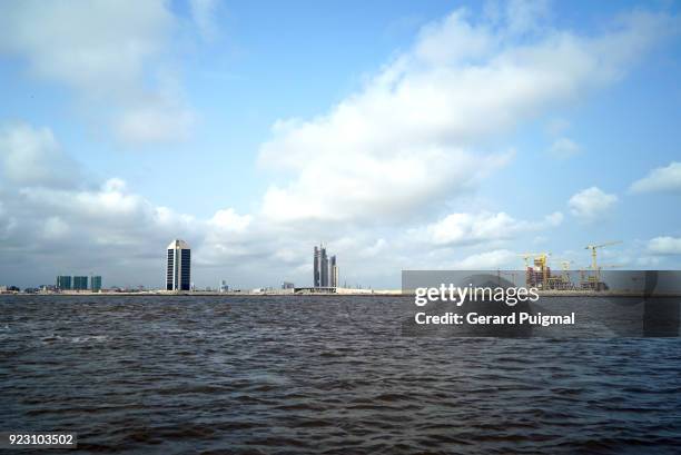 eko atlantic coastal city being built on victoria island adjacent to lagos, nigeria - atlantic ocean stockfoto's en -beelden