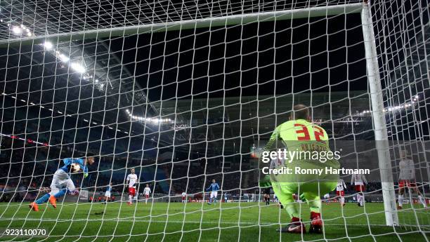 Lorenzo Insigne of Napoli celebartes after scoring his team's second goal against goalkeeper Peter Gulacsi of Leipzig during the UEFA Europa League...