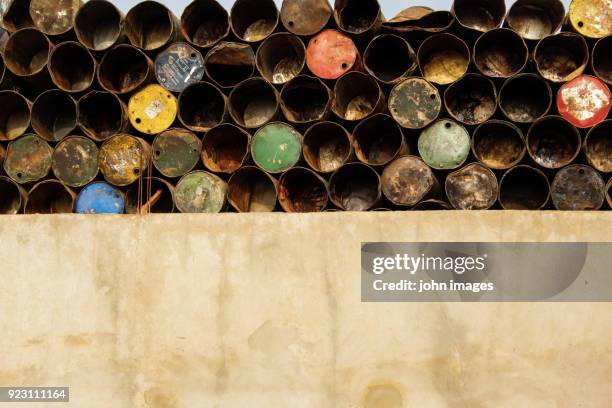 empty barrels - ausnehmen stock-fotos und bilder