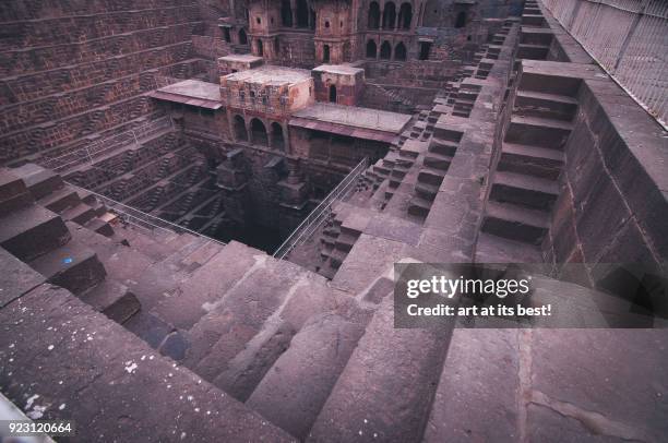majestic aqueduct architecture - abhaneri foto e immagini stock