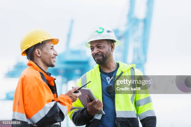 multi-etnische mannen aan het werk bij shipping poort - dock worker stockfoto's en -beelden