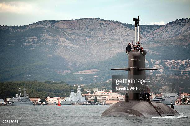 Submariners aboard French SNA class submarine "Casabianca" leave Toulon's harbor for a practice session on October 19, 2009. Des sous-mariniers à...