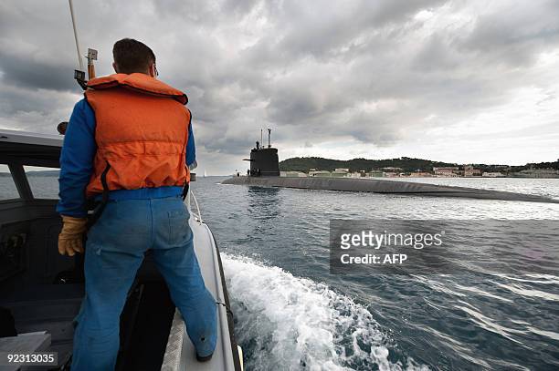 French soldier escorts French SNA class submarine "Casabianca" as it leaves Toulon's harbor for a practice session on October 19, 2009. Le sous-marin...