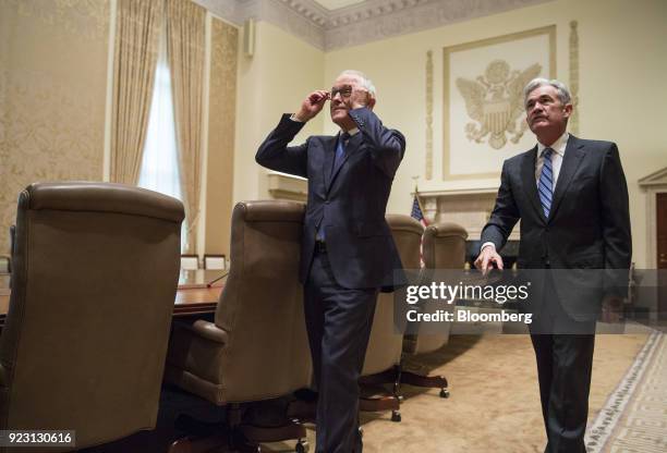Malcolm Turnbull, Australia's prime minister, left, and Jerome Powell, chairman of the U.S. Federal Reserve, view a map on display during a meeting...
