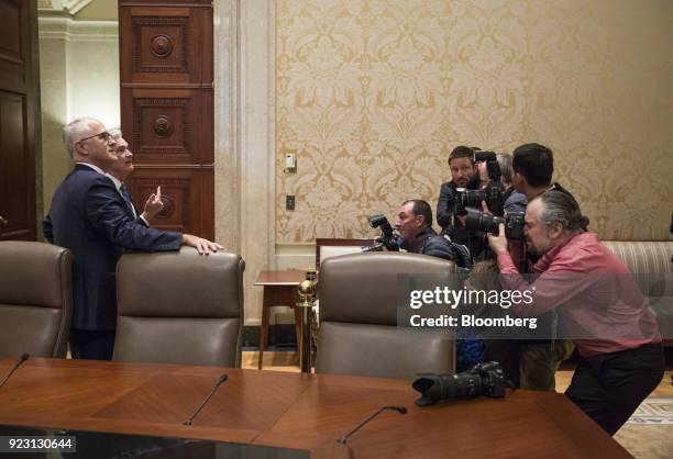 Malcolm Turnbull, Australia's prime minister, left, speaks with Jerome Powell, chairman of the U.S. Federal Reserve, second left, while members of...