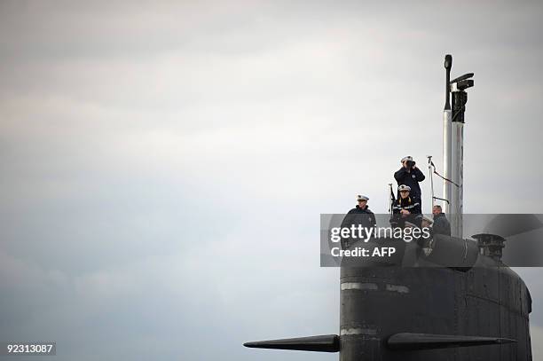 Submariners aboard French SNA class submarine "Casabianca" leave Toulon's harbor for a practice session on October 19, 2009. Des sous-mariniers à...