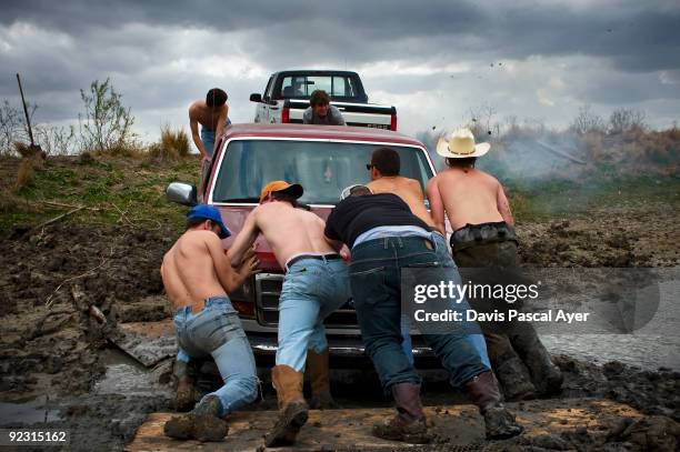 truck stuck in a foot of sinking earth - public transport stock-fotos und bilder