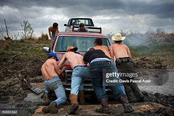truck stuck in a foot of sinking earth - mud truck stock pictures, royalty-free photos & images
