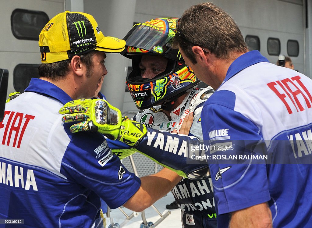 Italian rider Valentino Rossi (C) of Fia