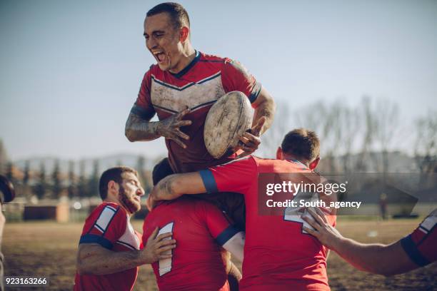 rugby-team feiert sieg - rugby match stock-fotos und bilder