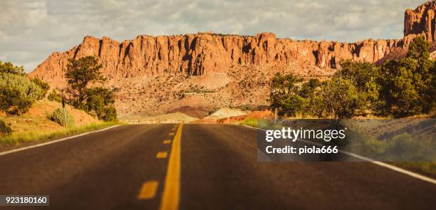 geradeaus in den capitol reef national park, utah - capitol reef national park stock-fotos und bilder