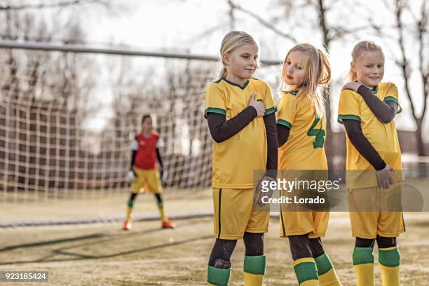vrouwelijke meisje soccer team opzetten van een defensieve muur bij een vrije trap - verdediger voetballer stockfoto's en -beelden