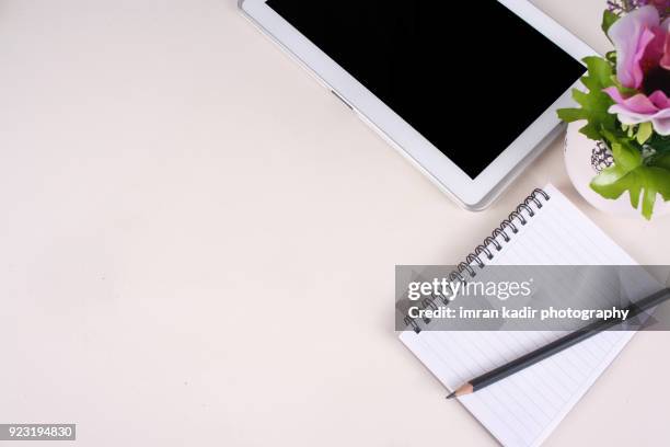 white table top view with paper plane, mobile device and paper note. - mobile on plane stock-fotos und bilder