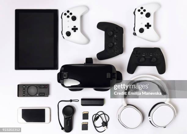 video game gadgets on white background - oggetti dall'alto foto e immagini stock