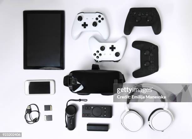 video game gadgets on white background - marca de videojuego fotografías e imágenes de stock