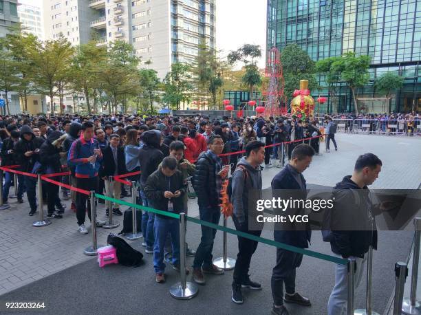 Employees of Chinese Internet giant Tencent queue up to get red envelops from Tencent Chairman and CEO Pony Ma Huateng at the headquarters of Tencent...