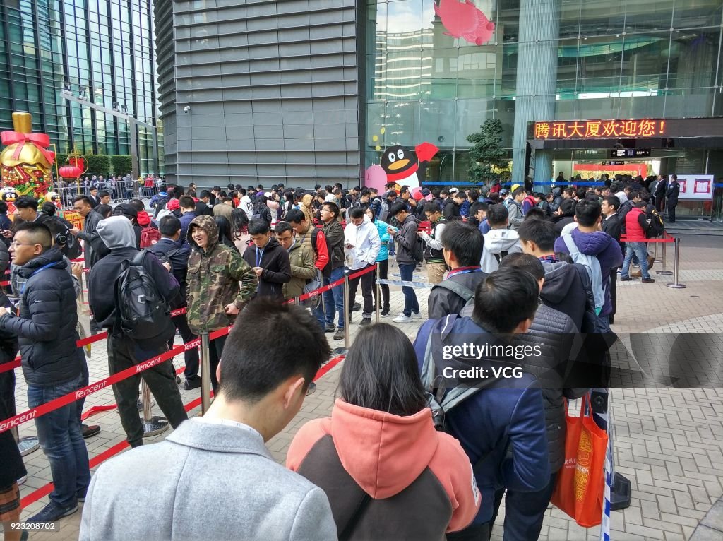 Employees of Chinese Internet giant Tencent queue up to get red... News ...