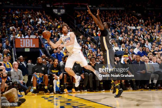 Avery Bradley of the LA Clippers passes the ball against the Golden State Warriors on February 22, 2018 at ORACLE Arena in Oakland, California. NOTE...