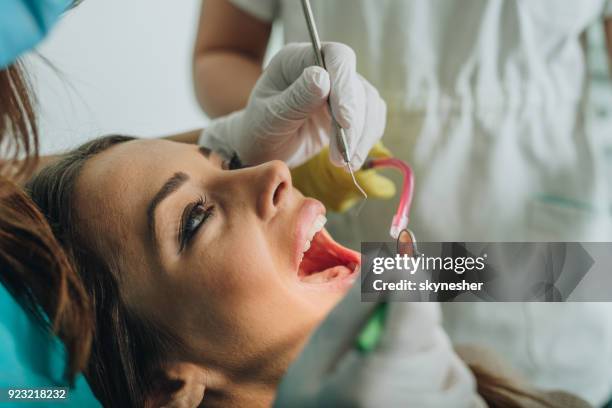 primo tempo della paziente donna all'appuntamento dentale. - rimotore di placca foto e immagini stock